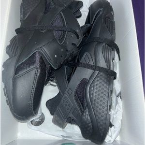 All black Nike huaraches men. In good condition size 8 1/2